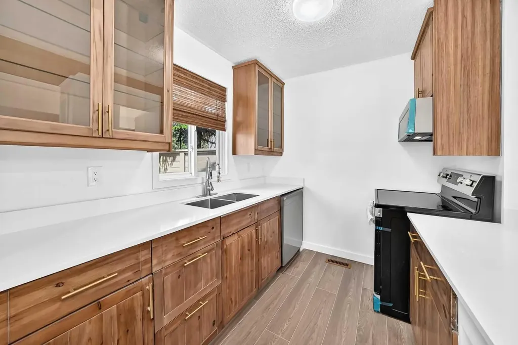 829 Coach Bluff Crescent SW Calgary AB T3H 1B1