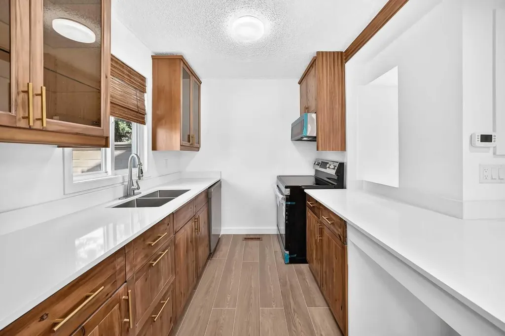 829 Coach Bluff Crescent SW Calgary AB T3H 1B1