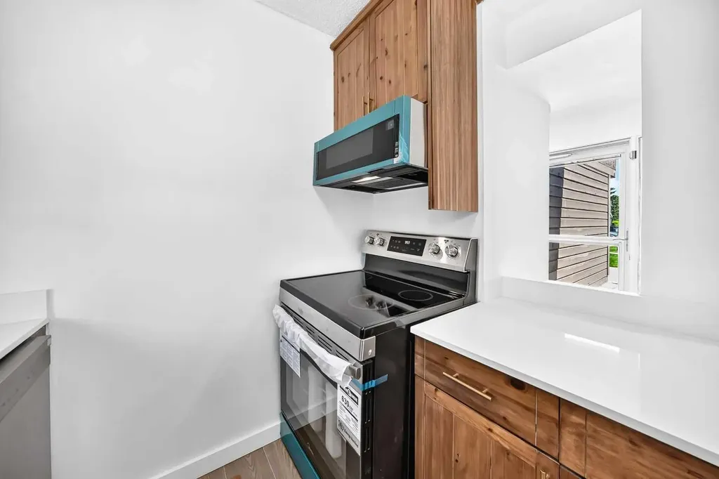 829 Coach Bluff Crescent SW Calgary AB T3H 1B1