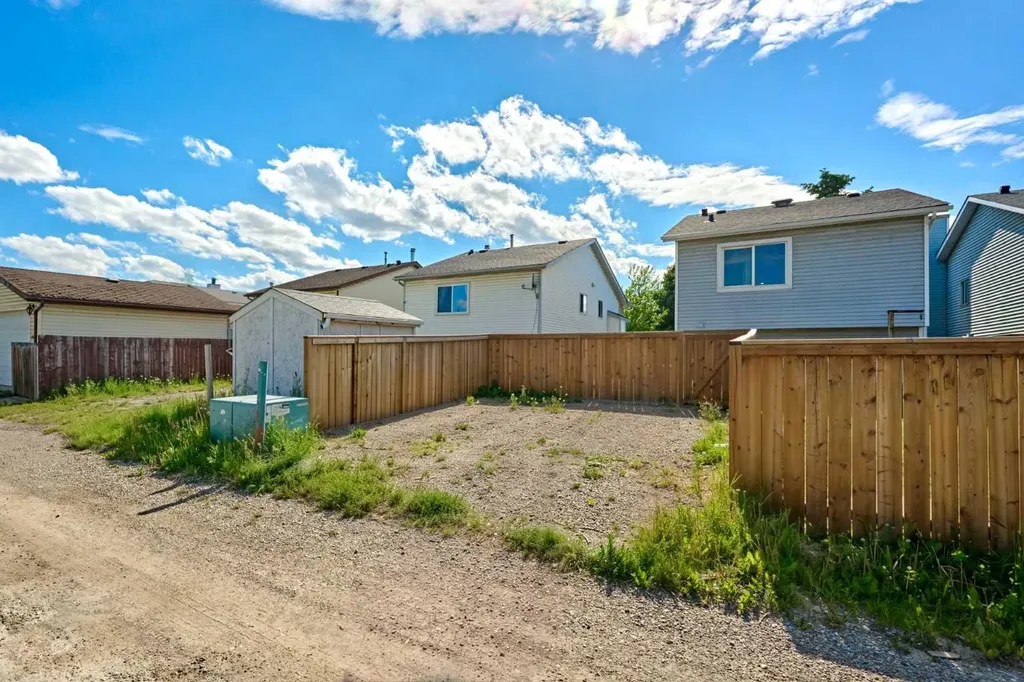 20 Erin Ridge Court SE Calgary AB T2B3B2