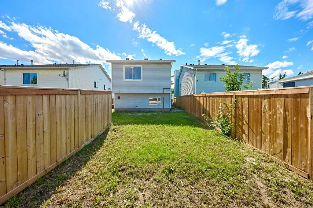 20 Erin Ridge Court SE Calgary AB T2B3B2