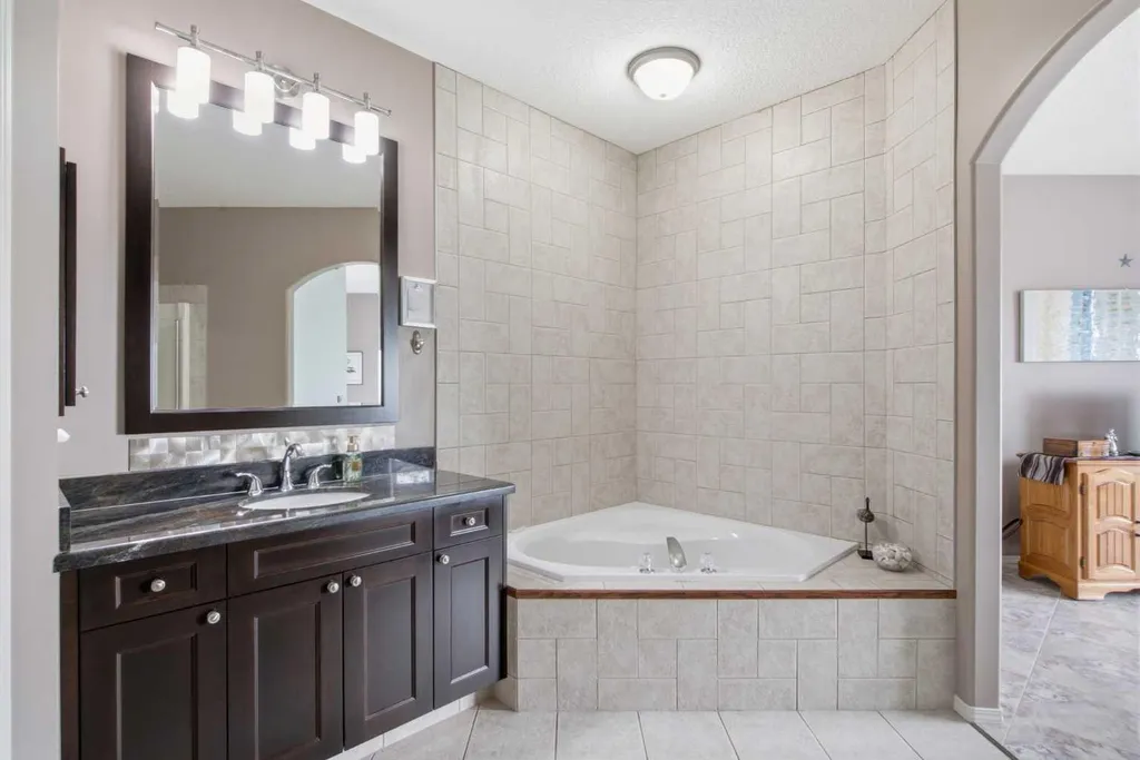 9 Hampstead Green NW Calgary AB T3A 6H1