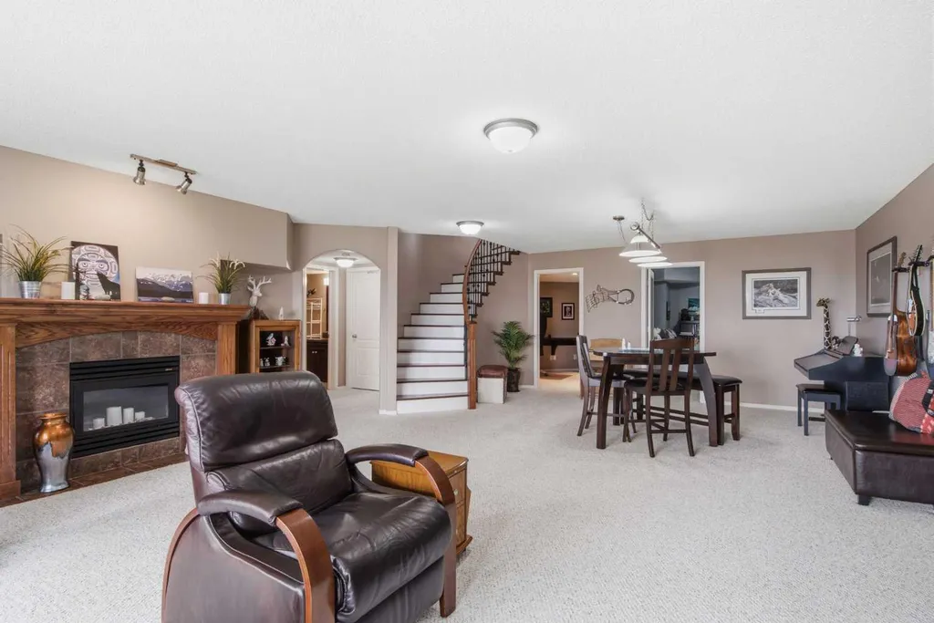9 Hampstead Green NW Calgary AB T3A 6H1