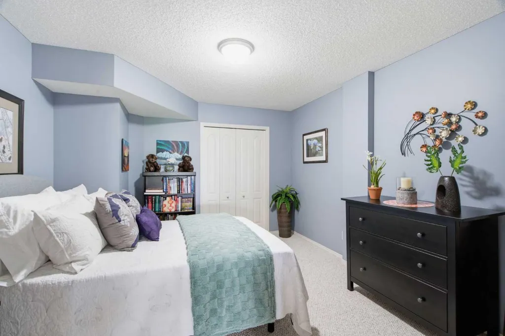 9 Hampstead Green NW Calgary AB T3A 6H1