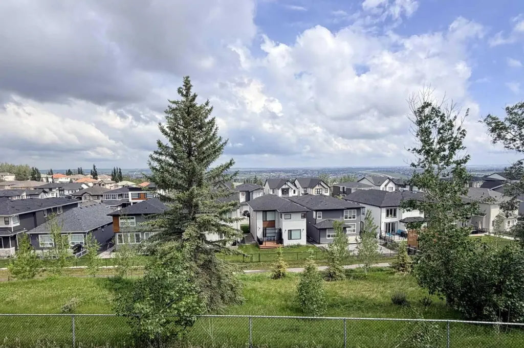 9 Hampstead Green NW Calgary AB T3A 6H1