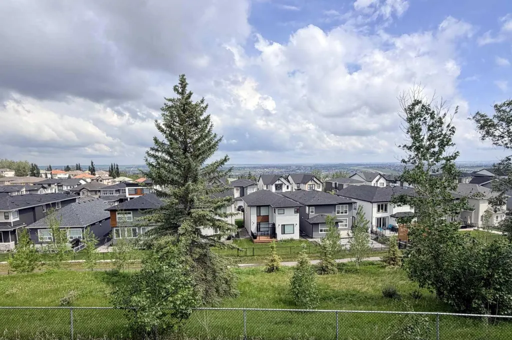 9 Hampstead Green NW Calgary AB T3A 6H1