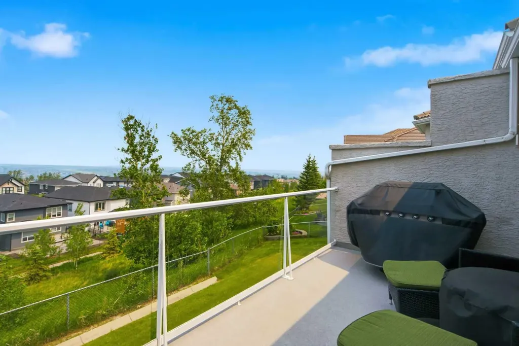 9 Hampstead Green NW Calgary AB T3A 6H1