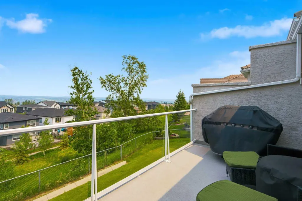 9 Hampstead Green NW Calgary AB T3A 6H1