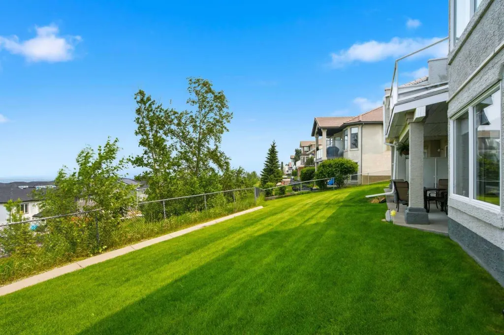 9 Hampstead Green NW Calgary AB T3A 6H1