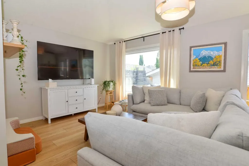 7 Tuscany Valley Road NW Calgary AB T3L 2C1