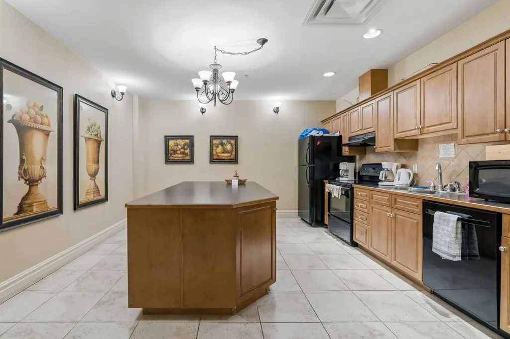 1726 14 Avenue NW Calgary AB T2N 4Y8