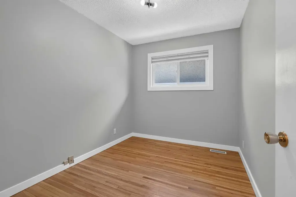7631 22 Street SE Calgary AB T2C0W9