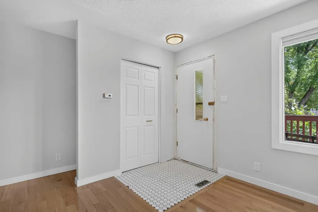 7631 22 Street SE Calgary AB T2C0W9