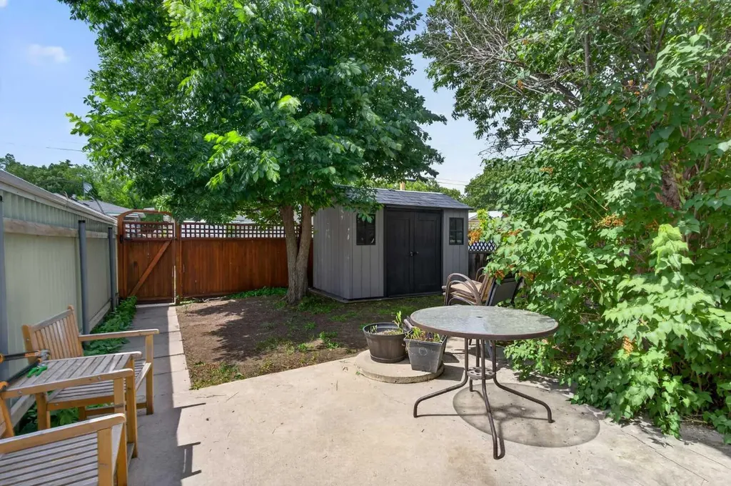 7631 22 Street SE Calgary AB T2C0W9