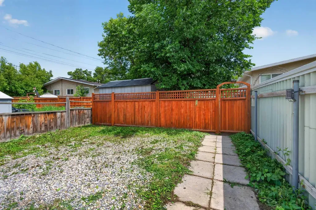 7631 22 Street SE Calgary AB T2C0W9