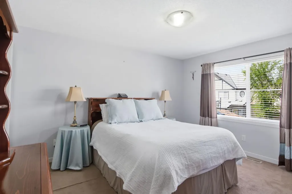 126 Copperpond Landing SE Calgary AB T2Z 1G6