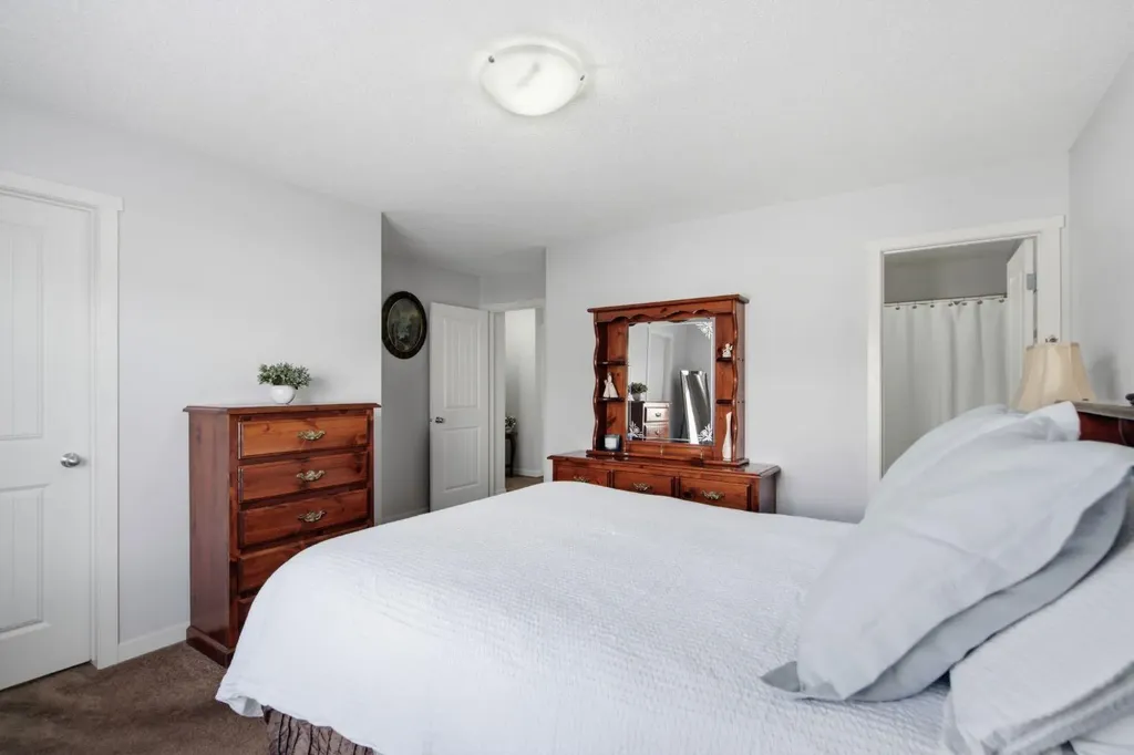 126 Copperpond Landing SE Calgary AB T2Z 1G6