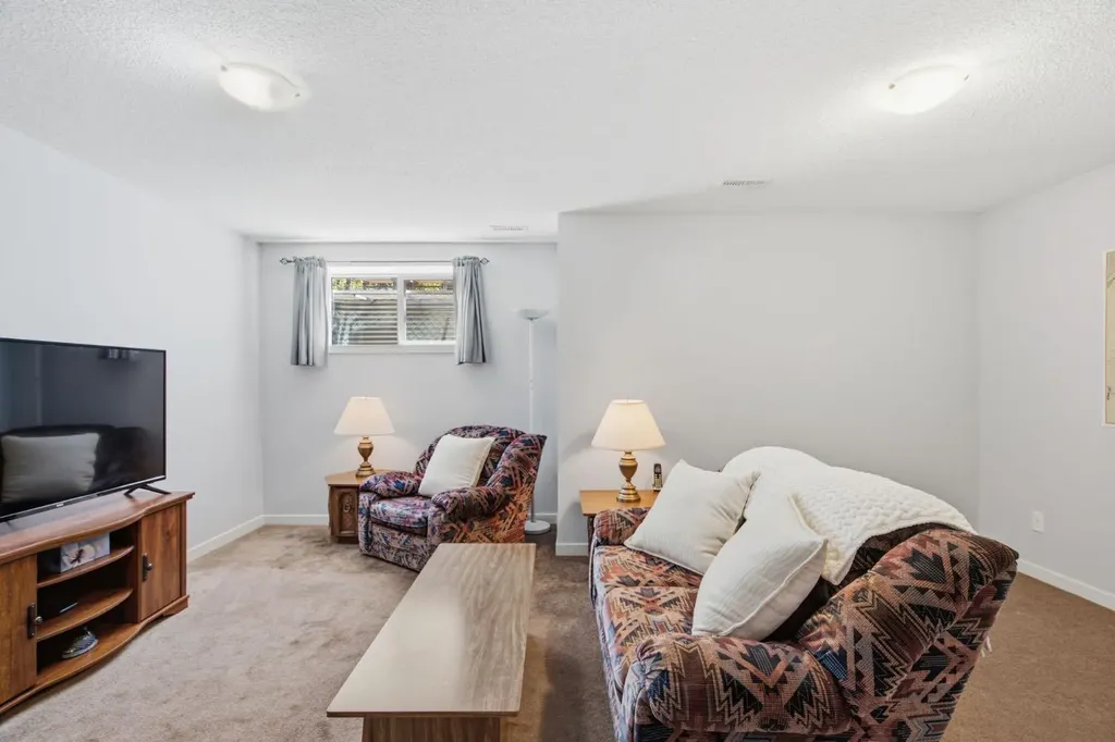 126 Copperpond Landing SE Calgary AB T2Z 1G6