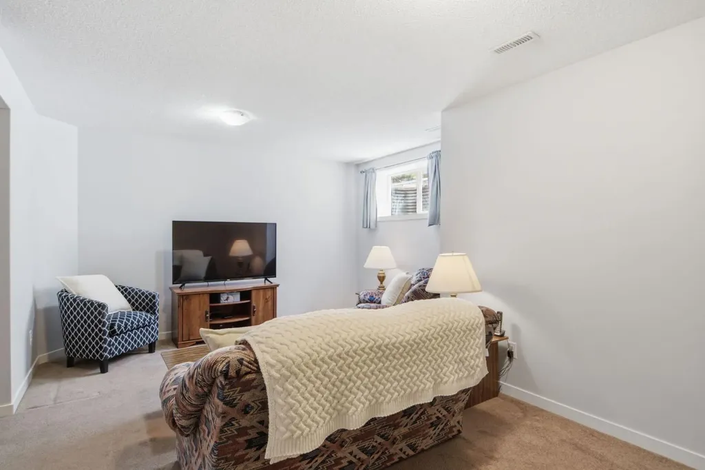 126 Copperpond Landing SE Calgary AB T2Z 1G6