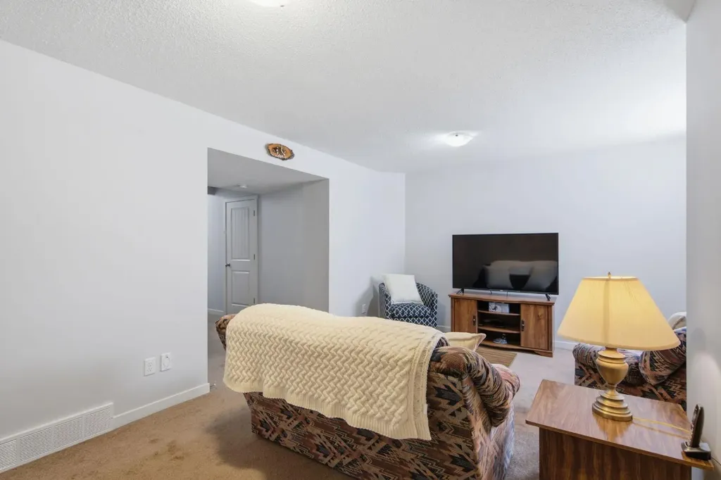 126 Copperpond Landing SE Calgary AB T2Z 1G6