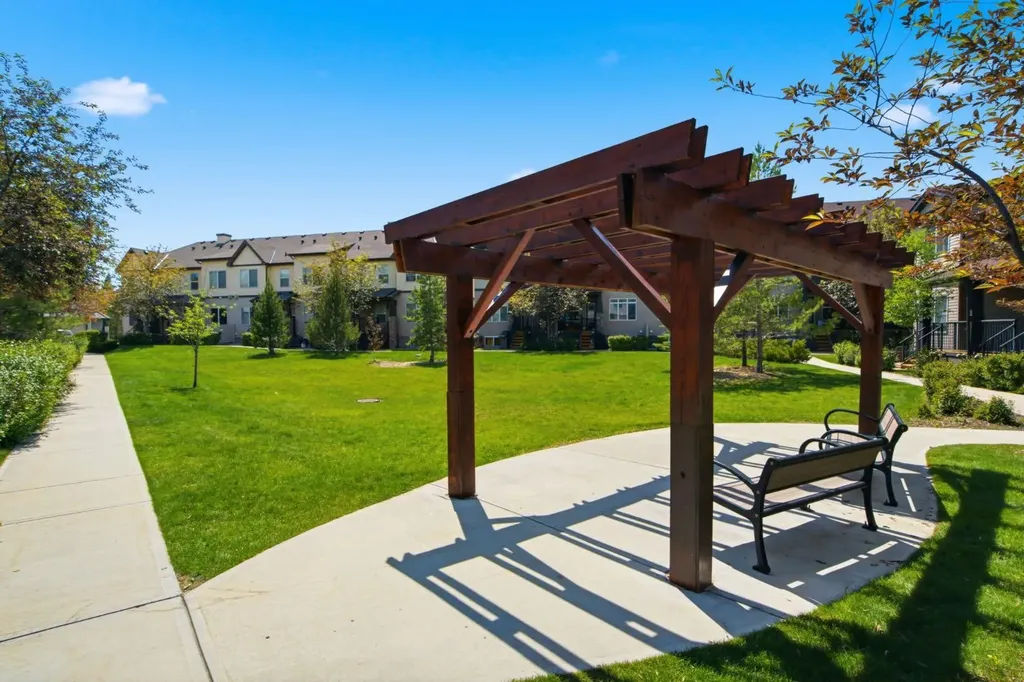 126 Copperpond Landing SE Calgary AB T2Z 1G6