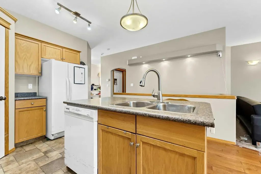 305 5 Avenue SW Redcliff AB T0J 2P2