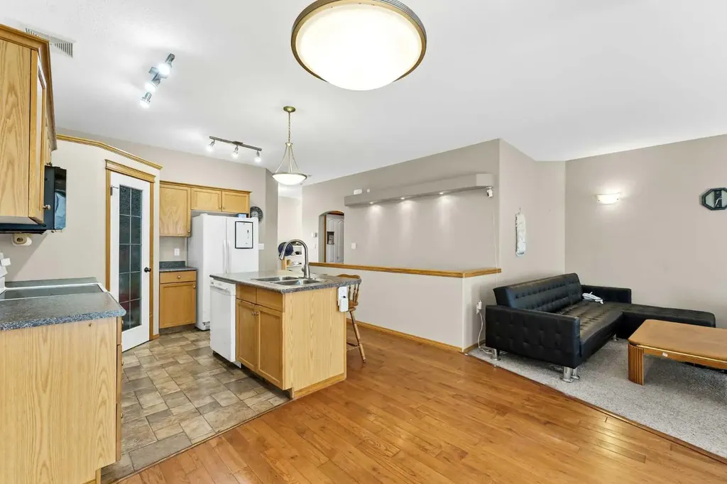305 5 Avenue SW Redcliff AB T0J 2P2