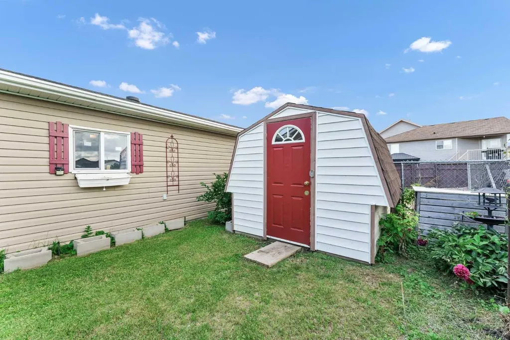 305 5 Avenue SW Redcliff AB T0J 2P2