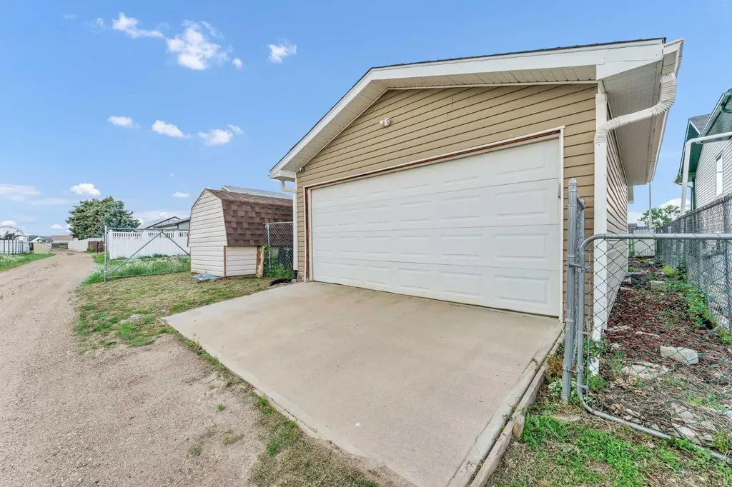 305 5 Avenue SW Redcliff AB T0J 2P2