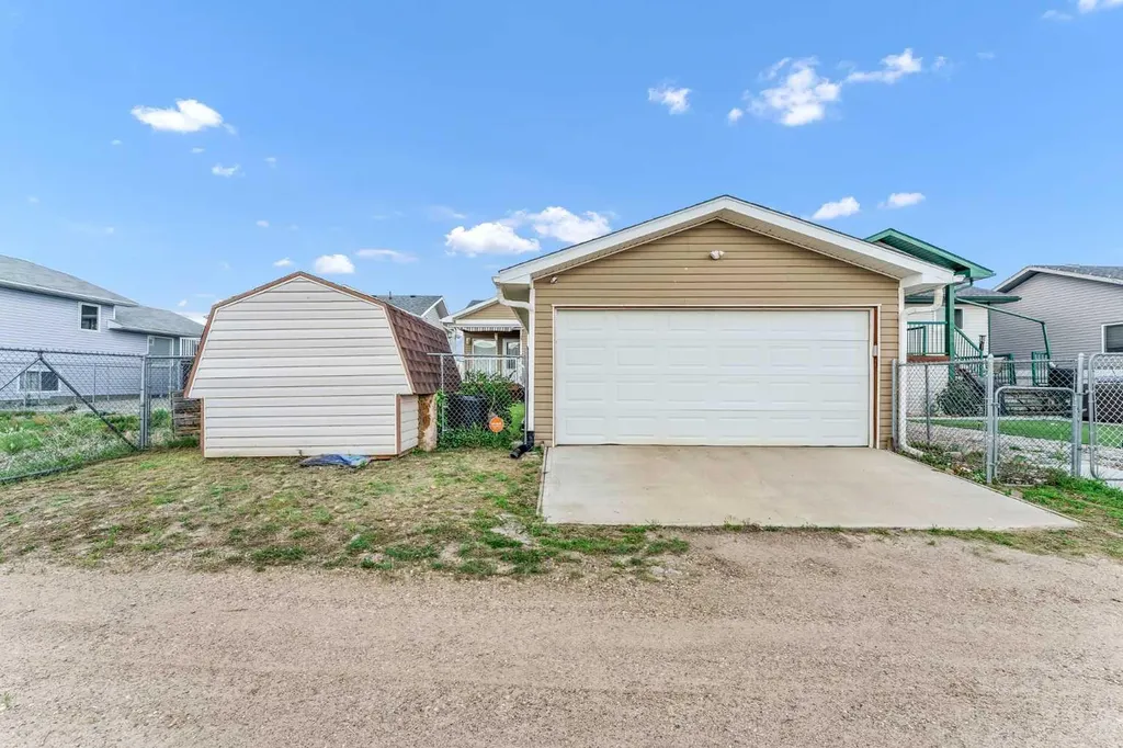 305 5 Avenue SW Redcliff AB T0J 2P2