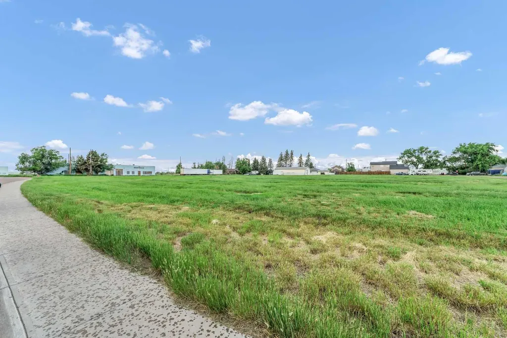 305 5 Avenue SW Redcliff AB T0J 2P2