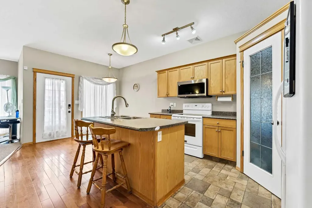 305 5 Avenue SW Redcliff AB T0J 2P2