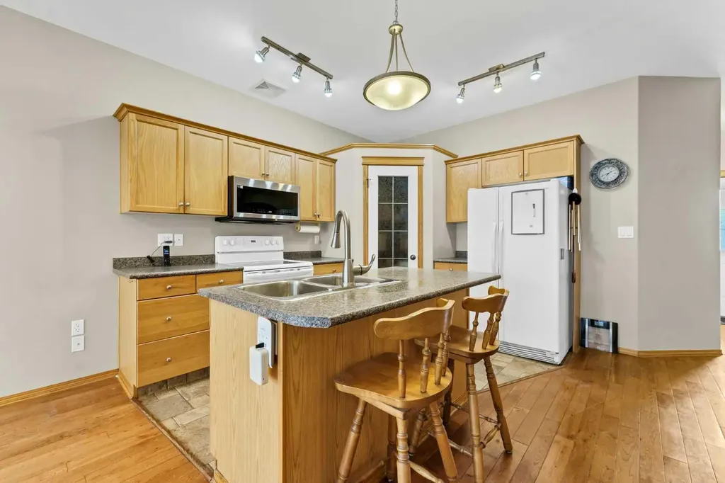 305 5 Avenue SW Redcliff AB T0J 2P2