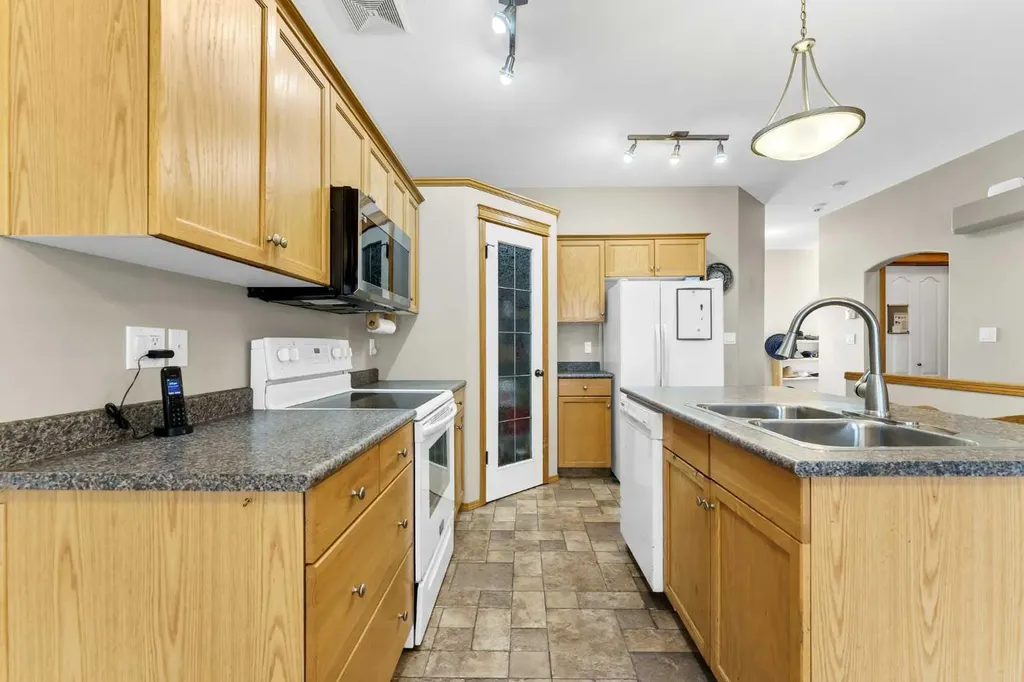 305 5 Avenue SW Redcliff AB T0J 2P2