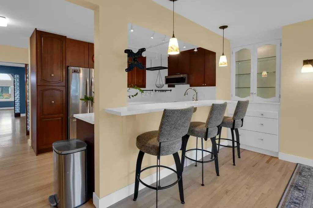 47 Hillgrove Drive SW Calgary AB T2V 3L5