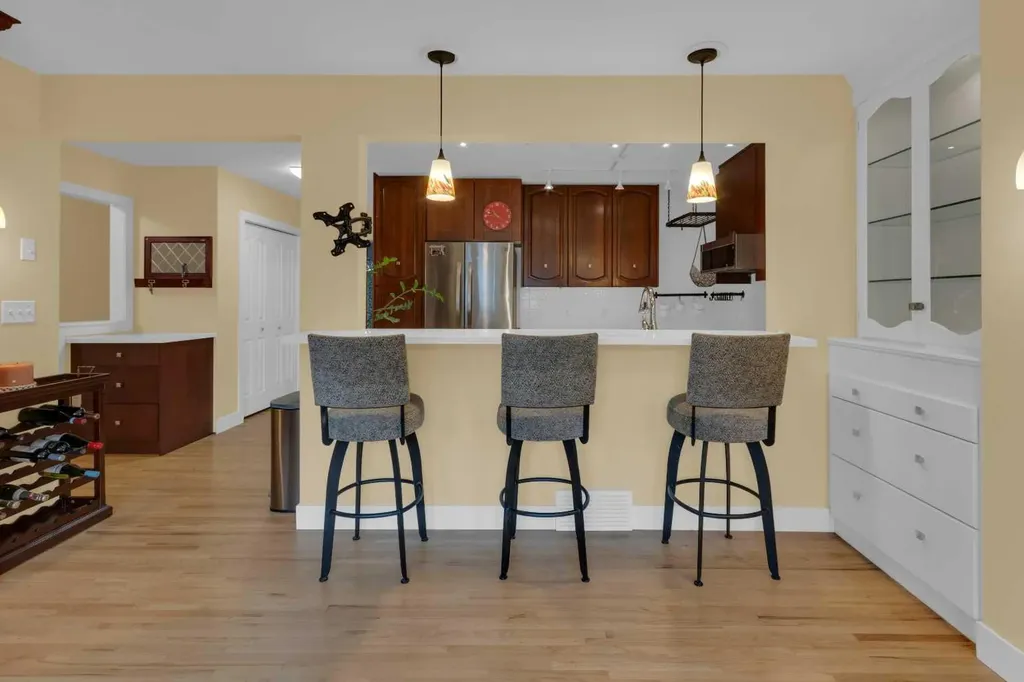 47 Hillgrove Drive SW Calgary AB T2V 3L5