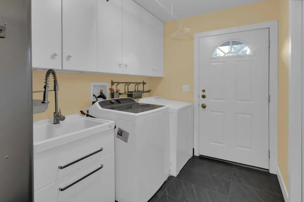 47 Hillgrove Drive SW Calgary AB T2V 3L5
