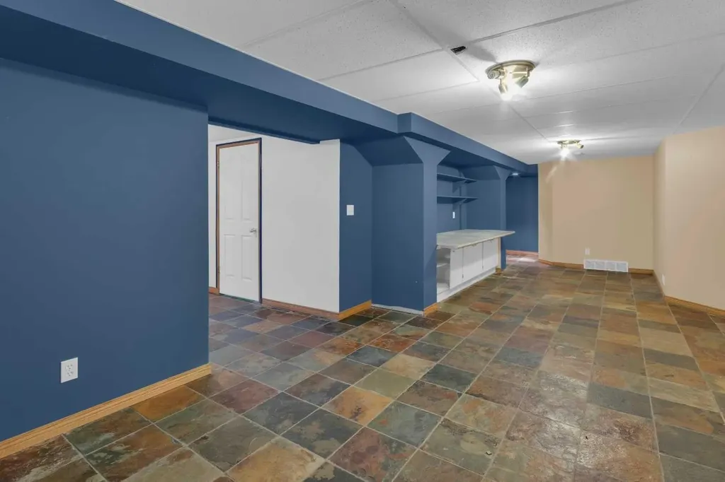47 Hillgrove Drive SW Calgary AB T2V 3L5