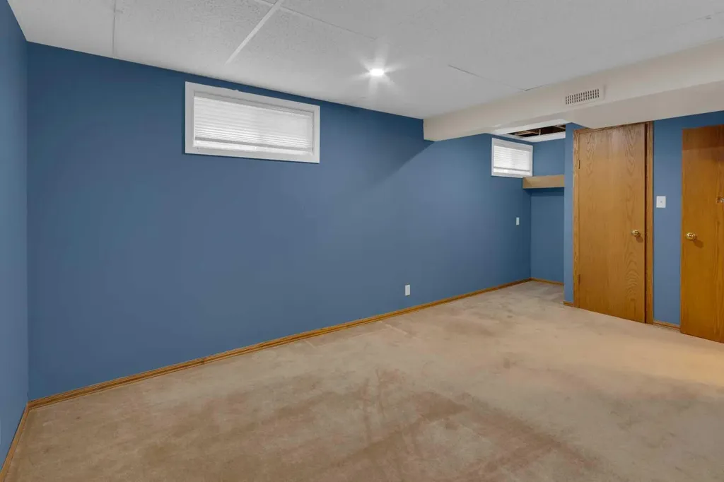 47 Hillgrove Drive SW Calgary AB T2V 3L5