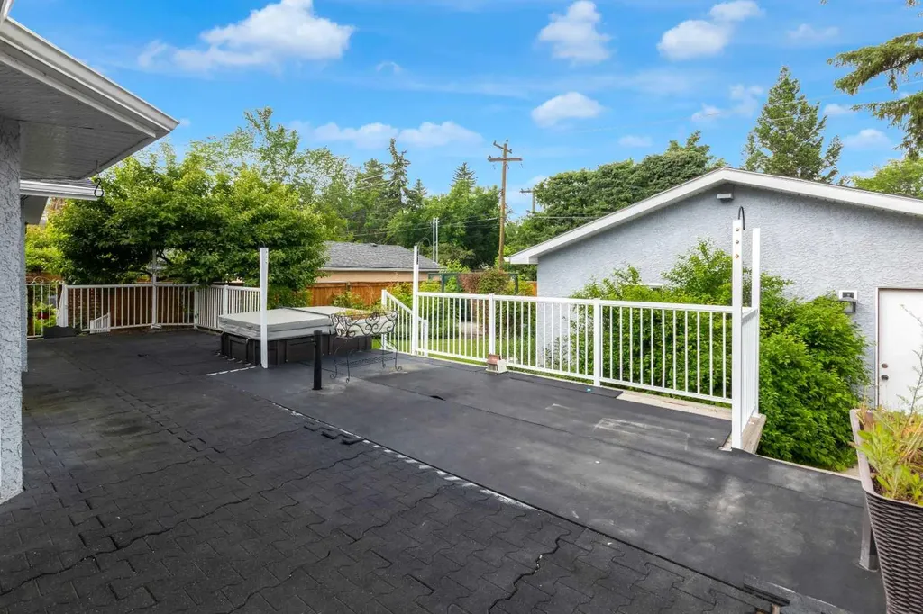 47 Hillgrove Drive SW Calgary AB T2V 3L5