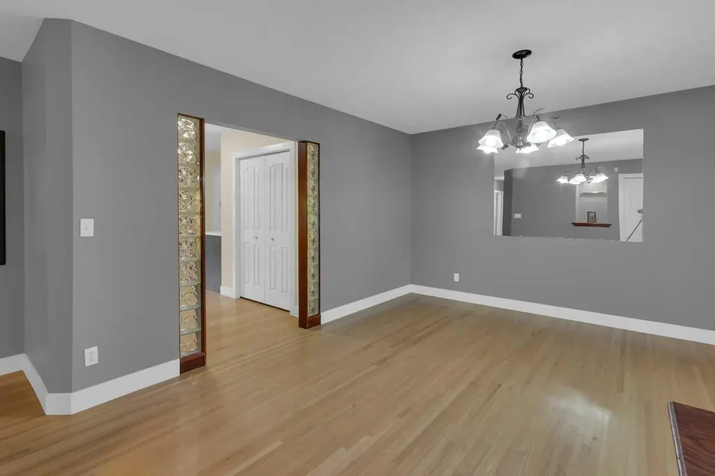 47 Hillgrove Drive SW Calgary AB T2V 3L5