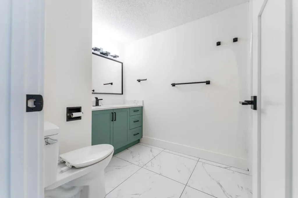 624 2 Avenue NW Calgary AB T2N 0E3