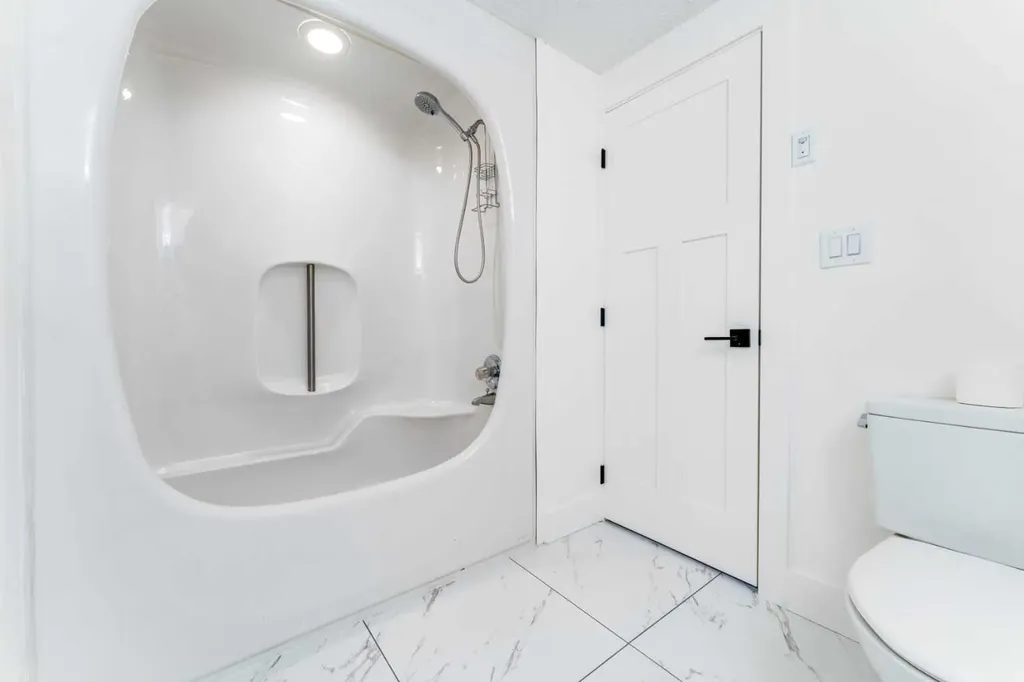 624 2 Avenue NW Calgary AB T2N 0E3