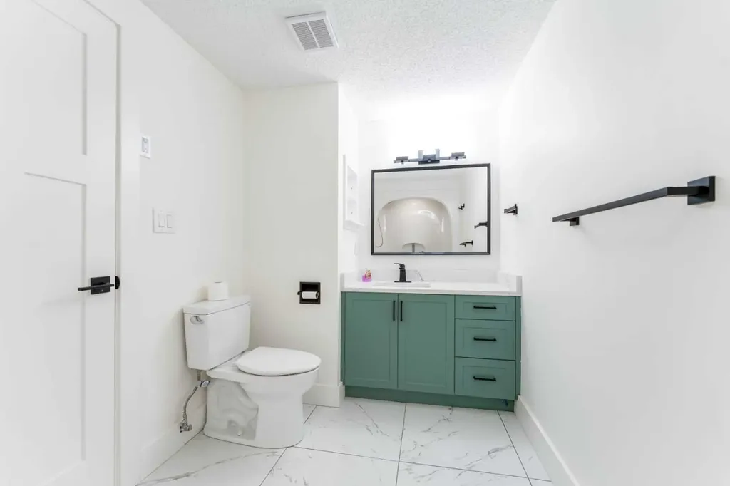 624 2 Avenue NW Calgary AB T2N 0E3