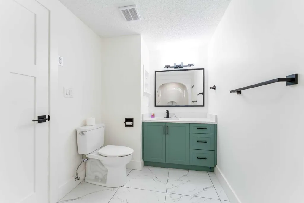 624 2 Avenue NW Calgary AB T2N 0E3