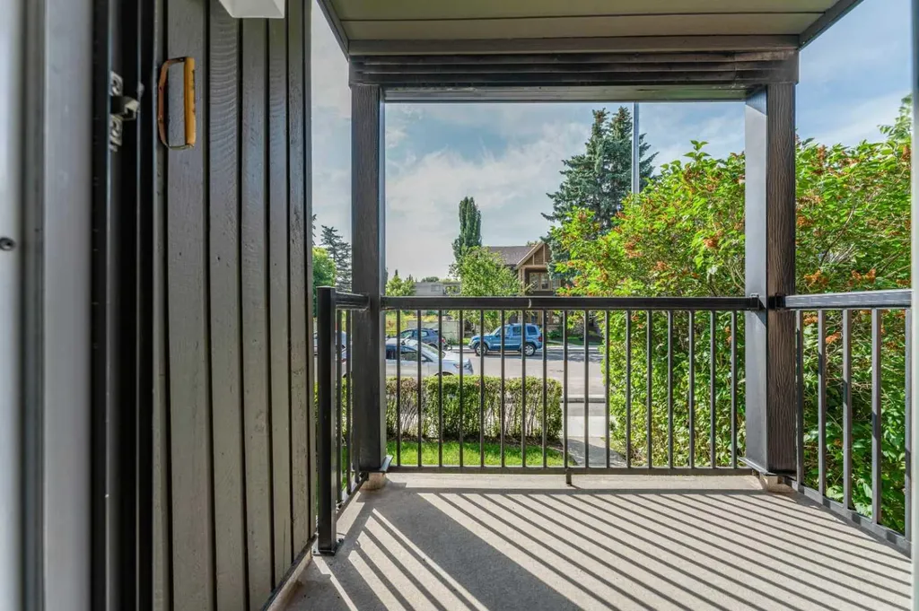 624 2 Avenue NW Calgary AB T2N 0E3