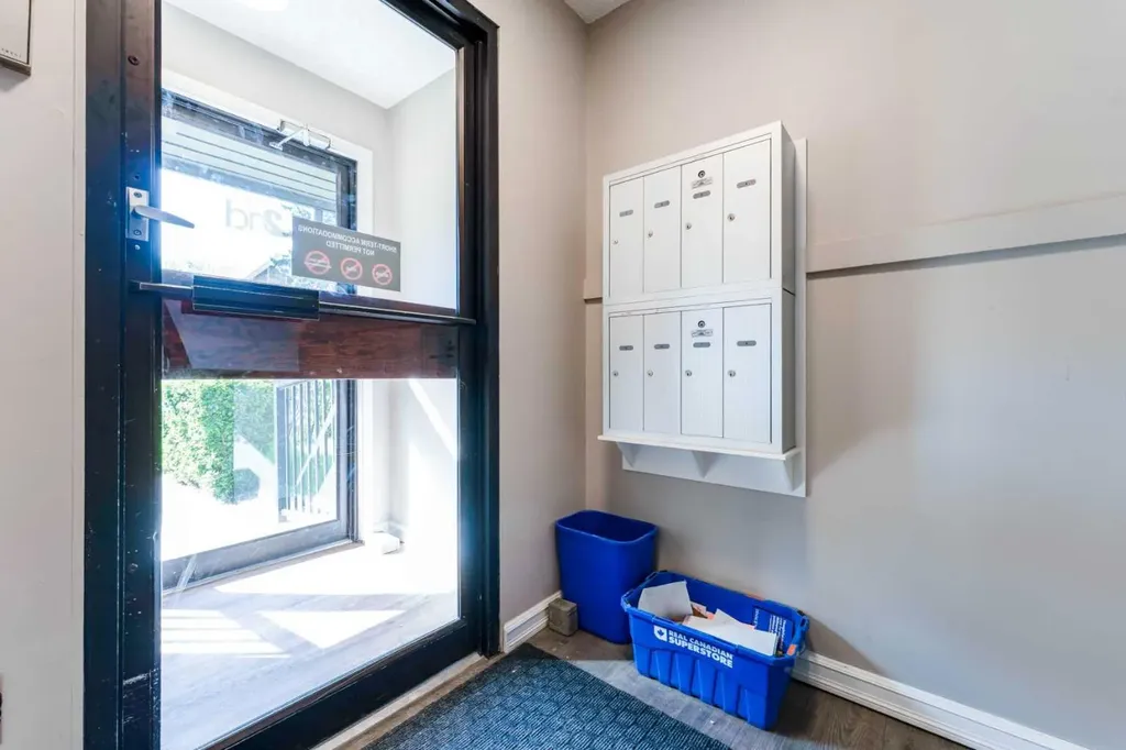 624 2 Avenue NW Calgary AB T2N 0E3