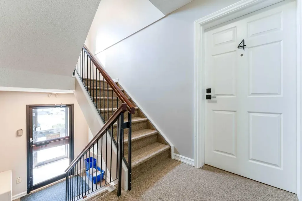 624 2 Avenue NW Calgary AB T2N 0E3