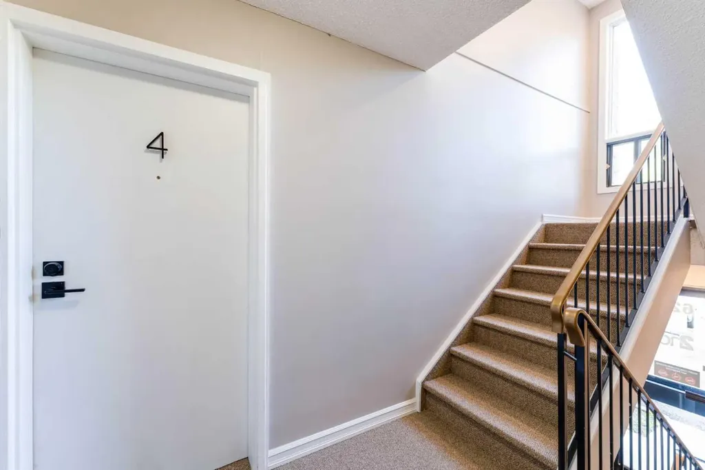 624 2 Avenue NW Calgary AB T2N 0E3