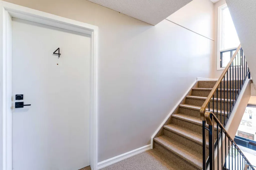 624 2 Avenue NW Calgary AB T2N 0E3